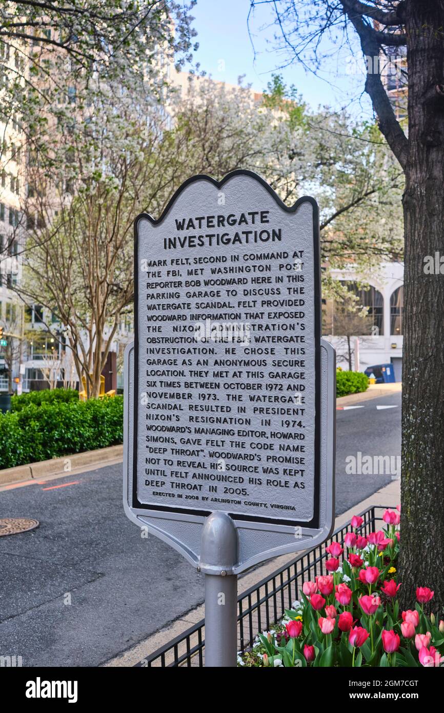 Una targa storica che segna la posizione del garage di parcheggio di Watergate, dove il giornalista del Washington Post Bob Woodward incontrò l'ufficiale dell'FBI, Mark Felt, aka Dee Foto Stock