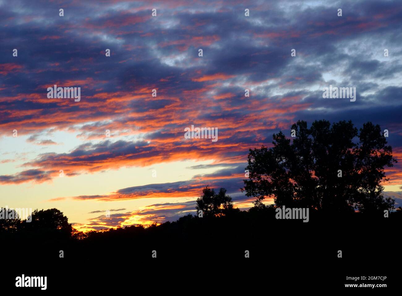 Incandescente il tramonto e nuvole sopra una zona rurale nella provincia di zala Ungheria Foto Stock