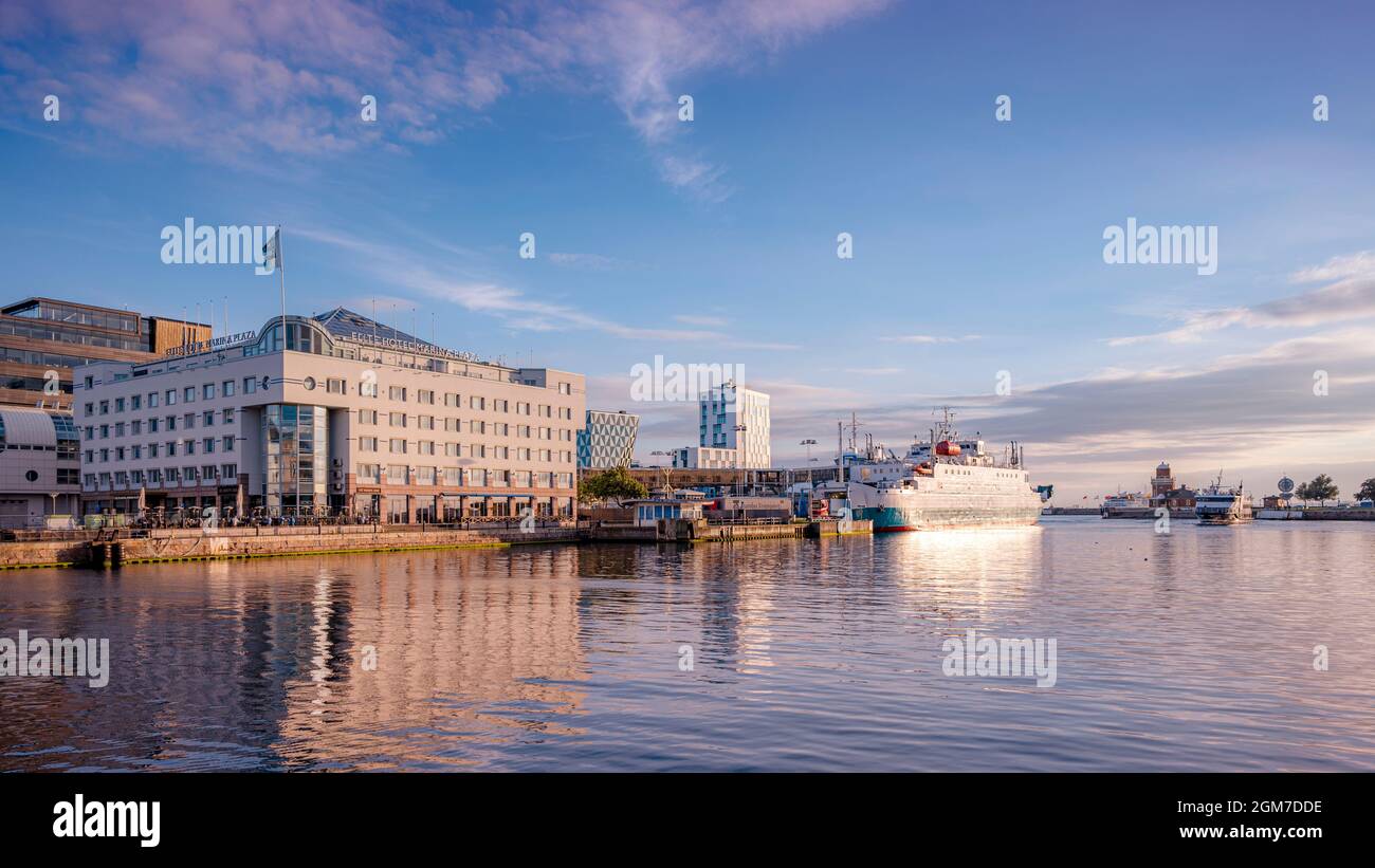 HELSINGBORG, SVEZIA - SETTEMBRE 07 2021: Porto di Helsingborg con tre diversi traghetti in vista accanto a uno dei numerosi hotel della città. Foto Stock