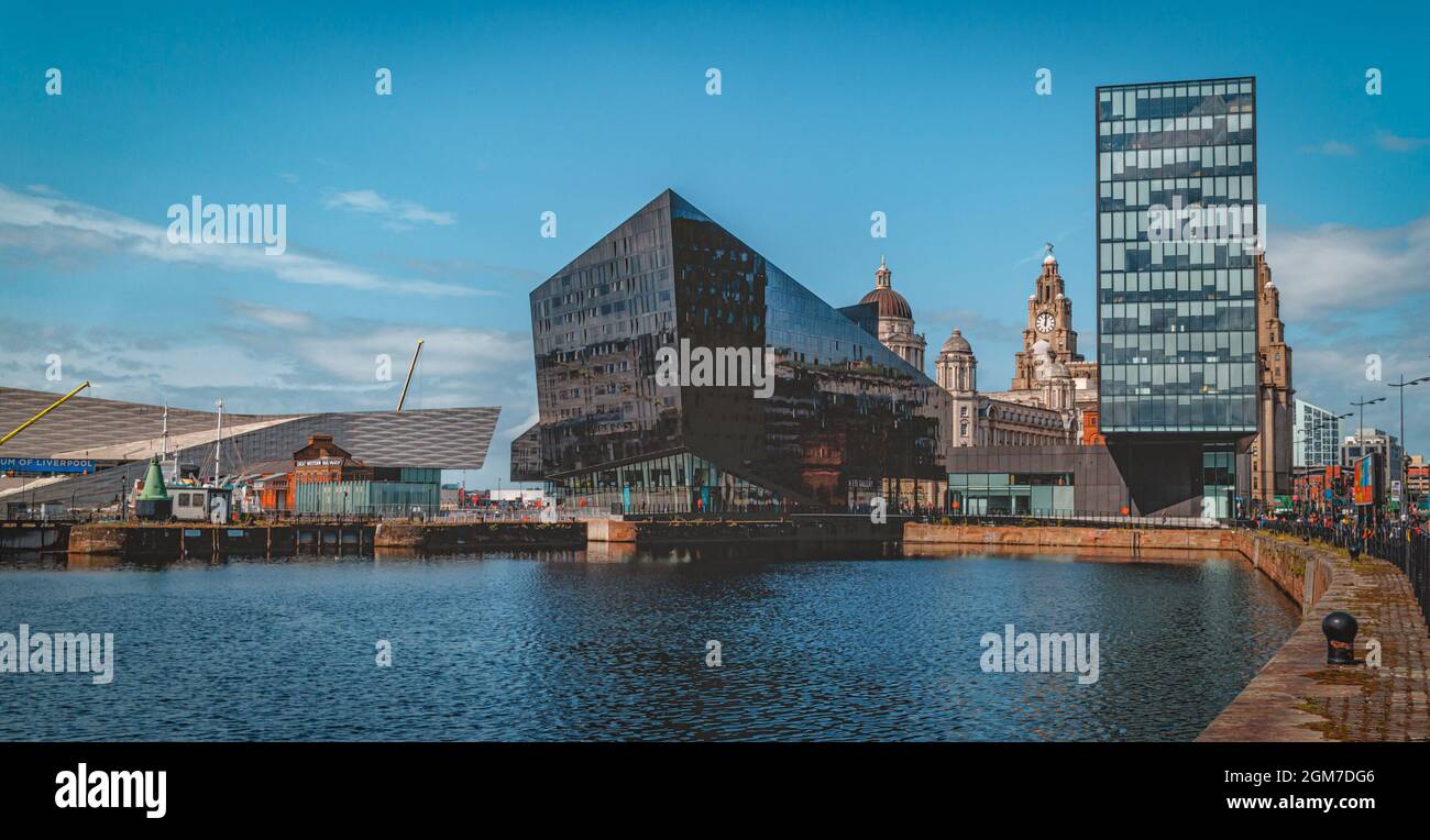 Il molo dello skyline di Liverpool all'Albert Dock con il museo di Liverpool e la galleria open eye a Liverpool, Inghilterra, Regno Unito Foto Stock