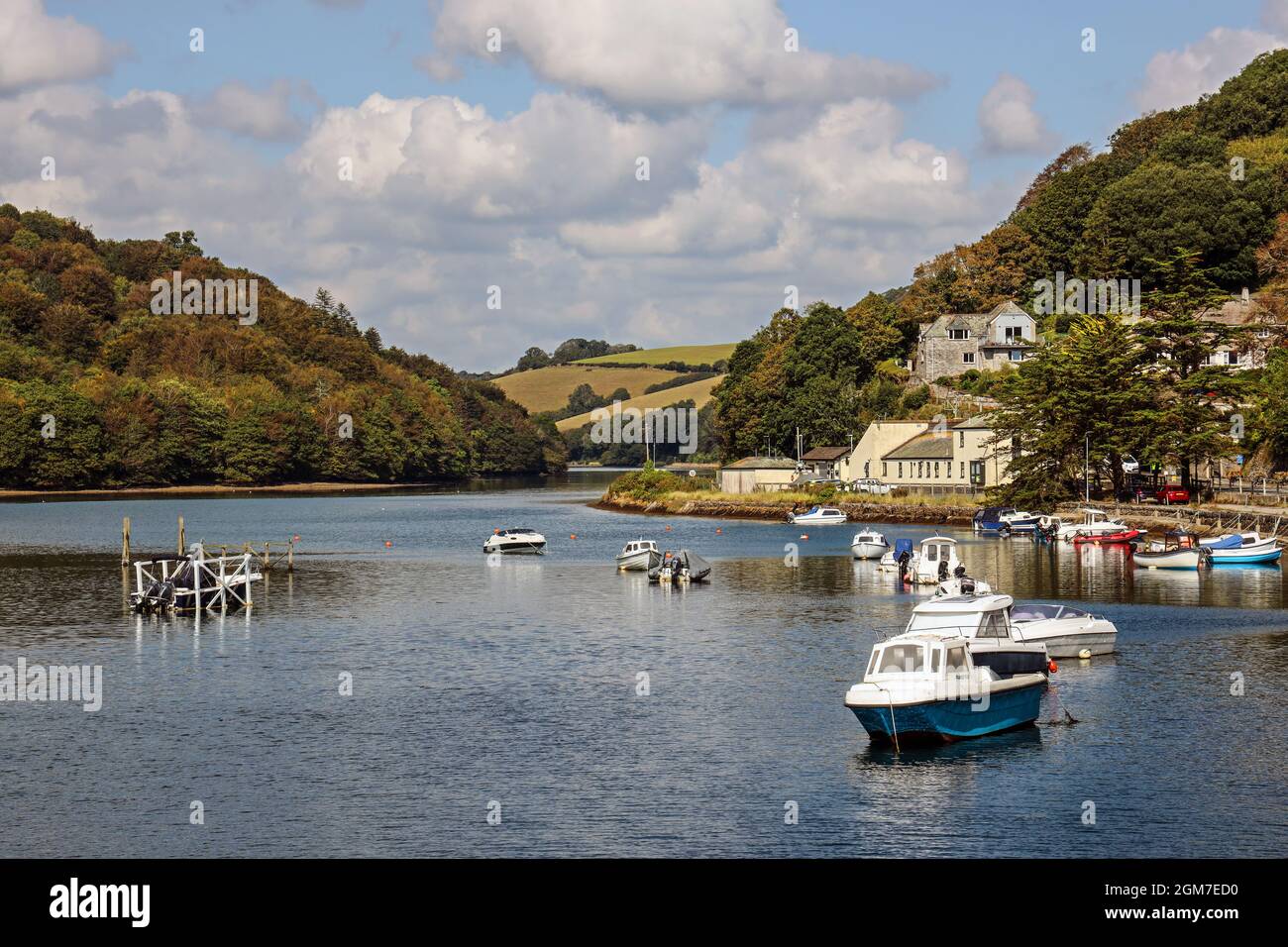 Il fiume East Looe dal ponte a Looe, Cornovaglia. I primi segni di autunns arrivo in chiaro settembre sole Foto Stock