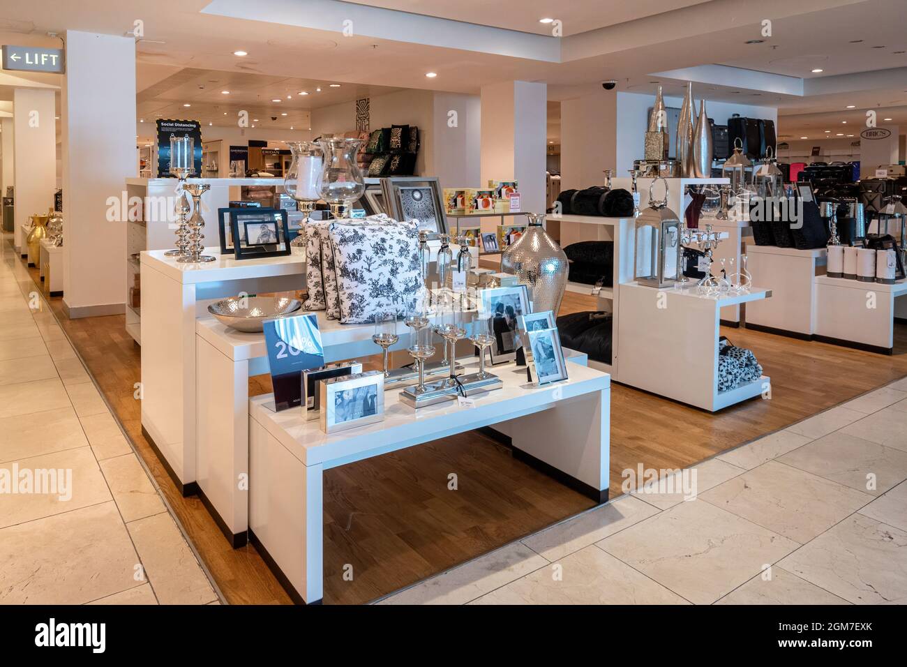 Interno del grande magazzino House of Fraser a Guildford, Surrey, Inghilterra, Regno Unito. Selezione di articoli di homeware e altri prodotti in esposizione. Foto Stock