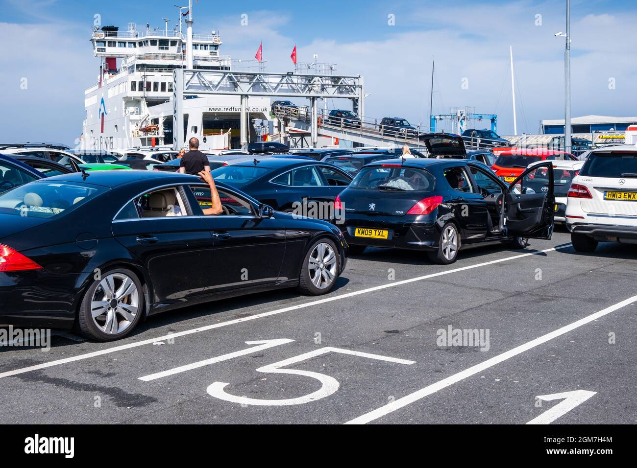 Auto in attesa di salire sul traghetto Red Funnel Isle of Wight a East Cowes sull'Isola di Wight. Traghetto attraverso il Solent a Southampton. 2021 Foto Stock