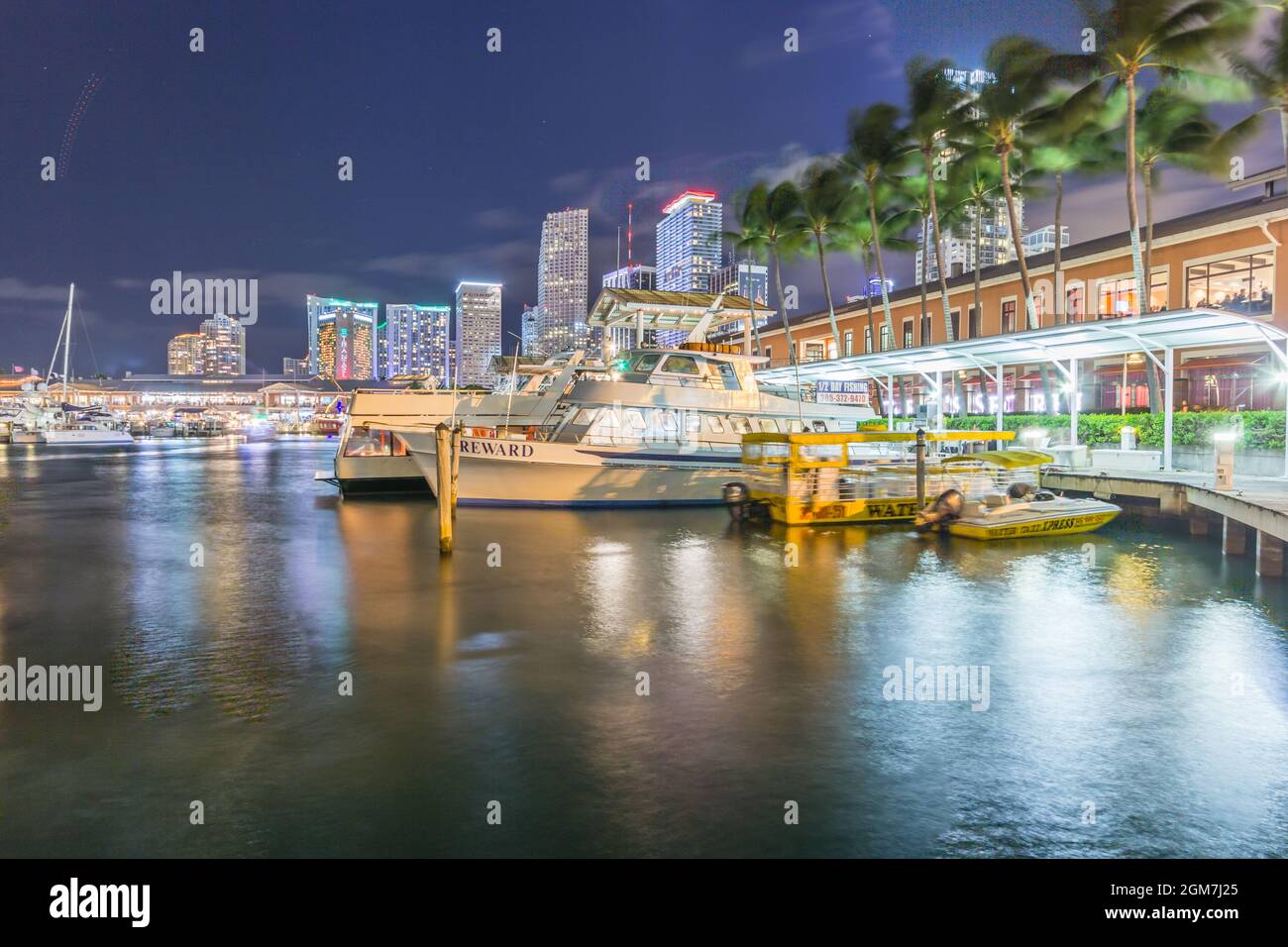 MIAMI, FLORIDA/USA - 31 DICEMBRE 2016: Bayside Marketplace di notte il 31 dicembre 2016 a Miami, Florida. È un mercato di festa e la e superiore Foto Stock