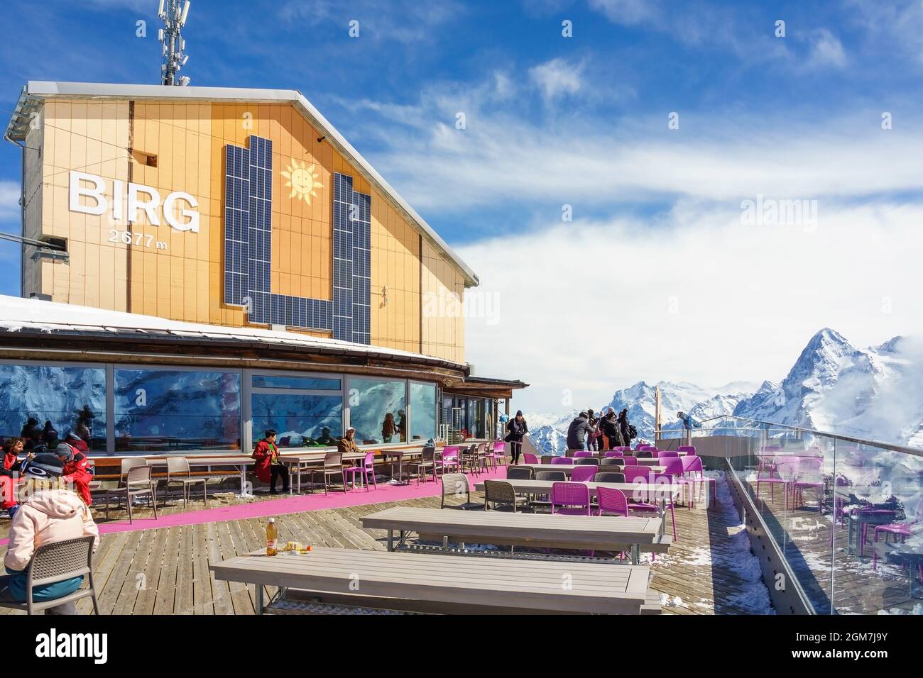 MURREN, SVIZZERA - 12 APRILE 2018: Stazione superiore Birg nelle alpi svizzere a Murren. Vista panoramica della stazione della funivia alta montagna. In cerca di Foto Stock