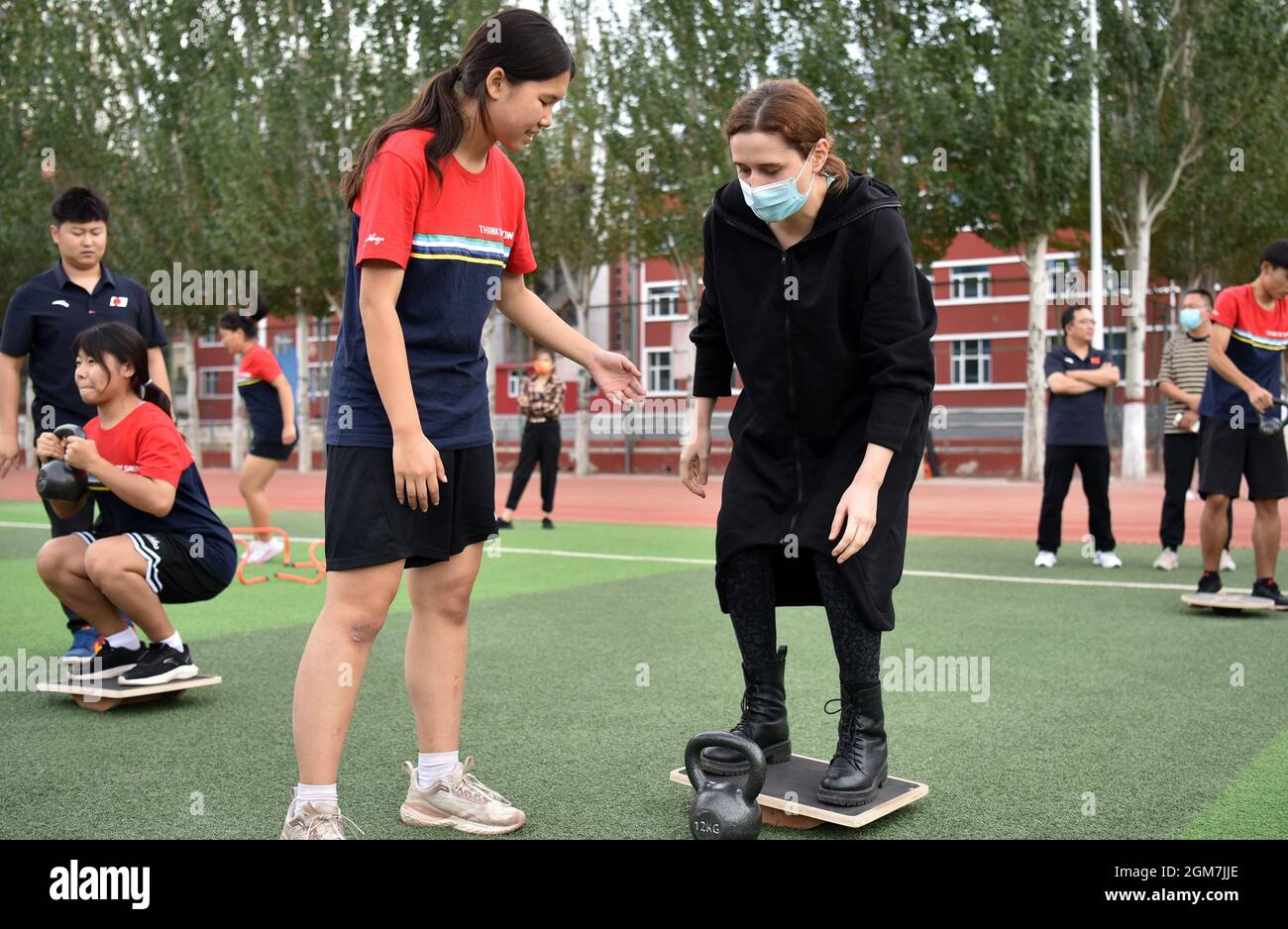 Xuanhua, Xuanhua, Cina. 17 settembre 2021. Il 16 settembre 2021, i video blogger che hanno partecipato alle ''grandi V Olimpiadi invernali'' hanno interagito con gli studenti presso il campo di formazione della Scuola di Sport Olimpici invernali della Gioventù Zhangjiakou.lo stesso giorno, i video blogger provenienti dalla Russia, Croazia, L'Egitto e altri paesi hanno partecipato alla passeggiata ''Big V Winter Olympics'' nella Scuola di Sport Olimpici invernali di Zhangjiakou per conoscere lo sviluppo della scuola e la formazione degli studenti, e interagire con gli studenti per aiutare i Giochi Olimpici invernali di Pechino 2022.si comprende che i quattro giorni ''Big V Winter OL Foto Stock