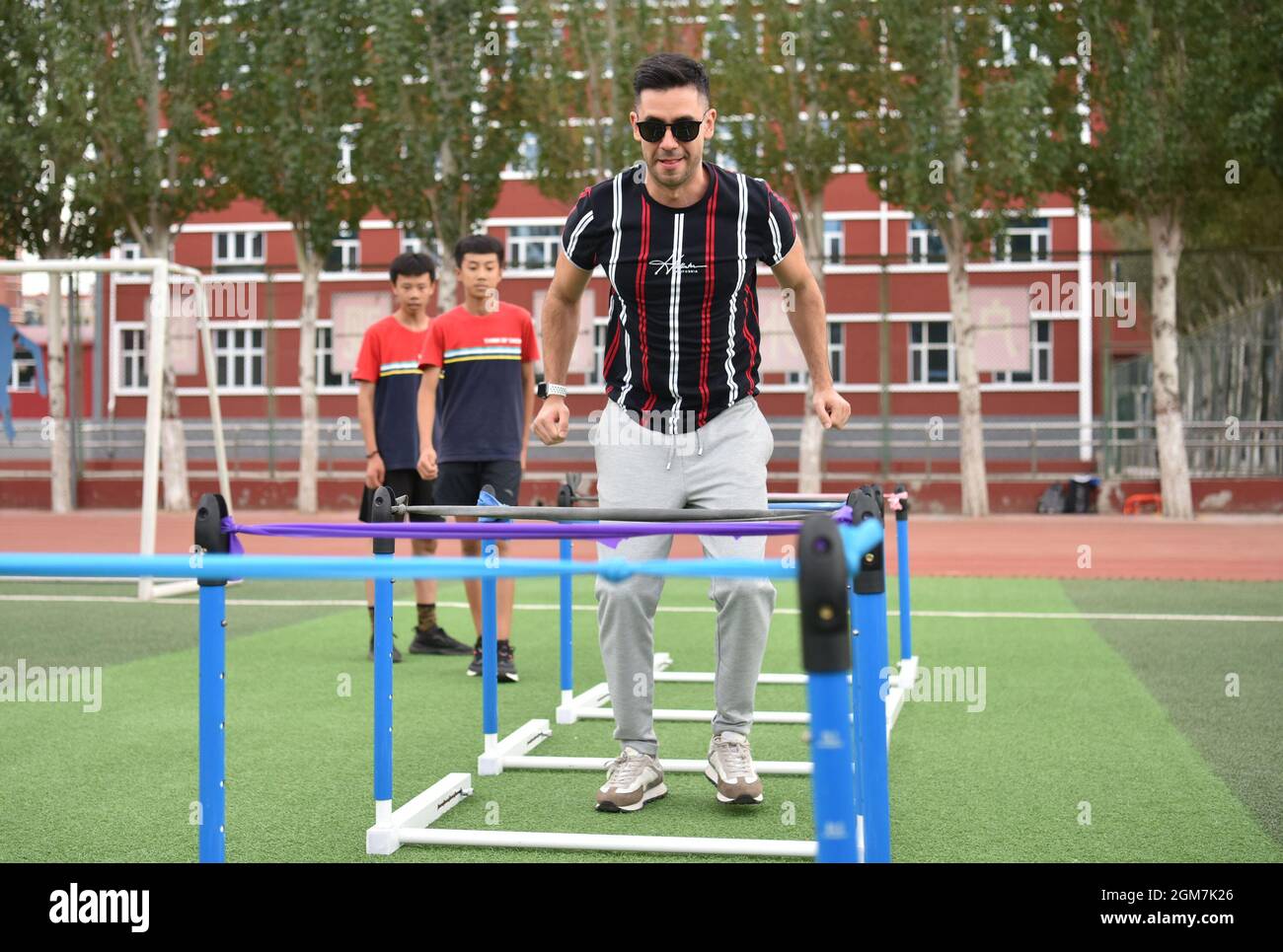 Xuanhua, Xuanhua, Cina. 17 settembre 2021. Il 16 settembre 2021, i video blogger che hanno partecipato alle ''grandi V Olimpiadi invernali'' hanno interagito con gli studenti presso il campo di formazione della Scuola di Sport Olimpici invernali della Gioventù Zhangjiakou.lo stesso giorno, i video blogger provenienti dalla Russia, Croazia, L'Egitto e altri paesi hanno partecipato alla passeggiata ''Big V Winter Olympics'' nella Scuola di Sport Olimpici invernali di Zhangjiakou per conoscere lo sviluppo della scuola e la formazione degli studenti, e interagire con gli studenti per aiutare i Giochi Olimpici invernali di Pechino 2022.si comprende che i quattro giorni ''Big V Winter OL Foto Stock