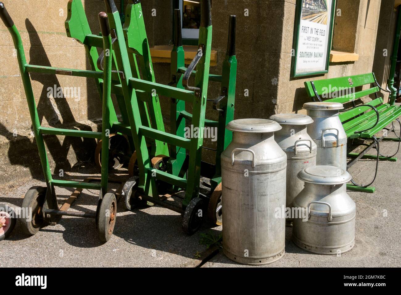 Latticini che siedono sulla piattaforma della stazione ferroviaria di Alresford Heritage Hampshire Inghilterra UK Foto Stock