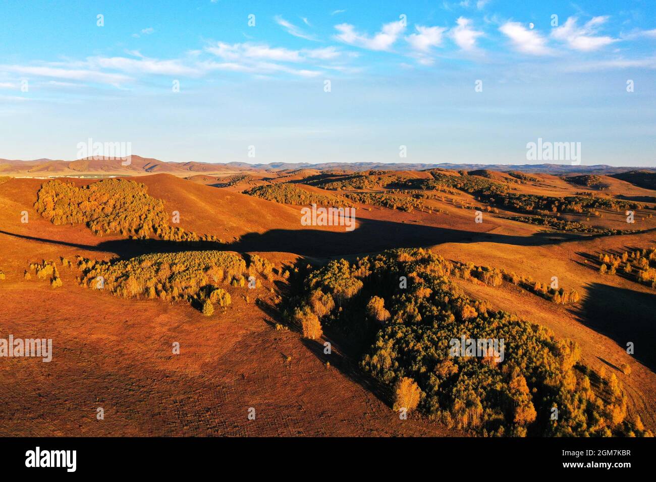 Chifeng, Chifeng, Cina. 17 settembre 2021. Dal Bailu termine solare il 16 settembre 2021, il Wulan Butong Grassland in Keshiketeng Banner, Chifeng City, Mongolia interna, ha coperto la terra con oro, strati di boschi tinti, e l'autunno sta diventando più spessa, formando un bel quadro ecologico. Linger. (Credit Image: © SIPA Asia via ZUMA Press Wire) Foto Stock