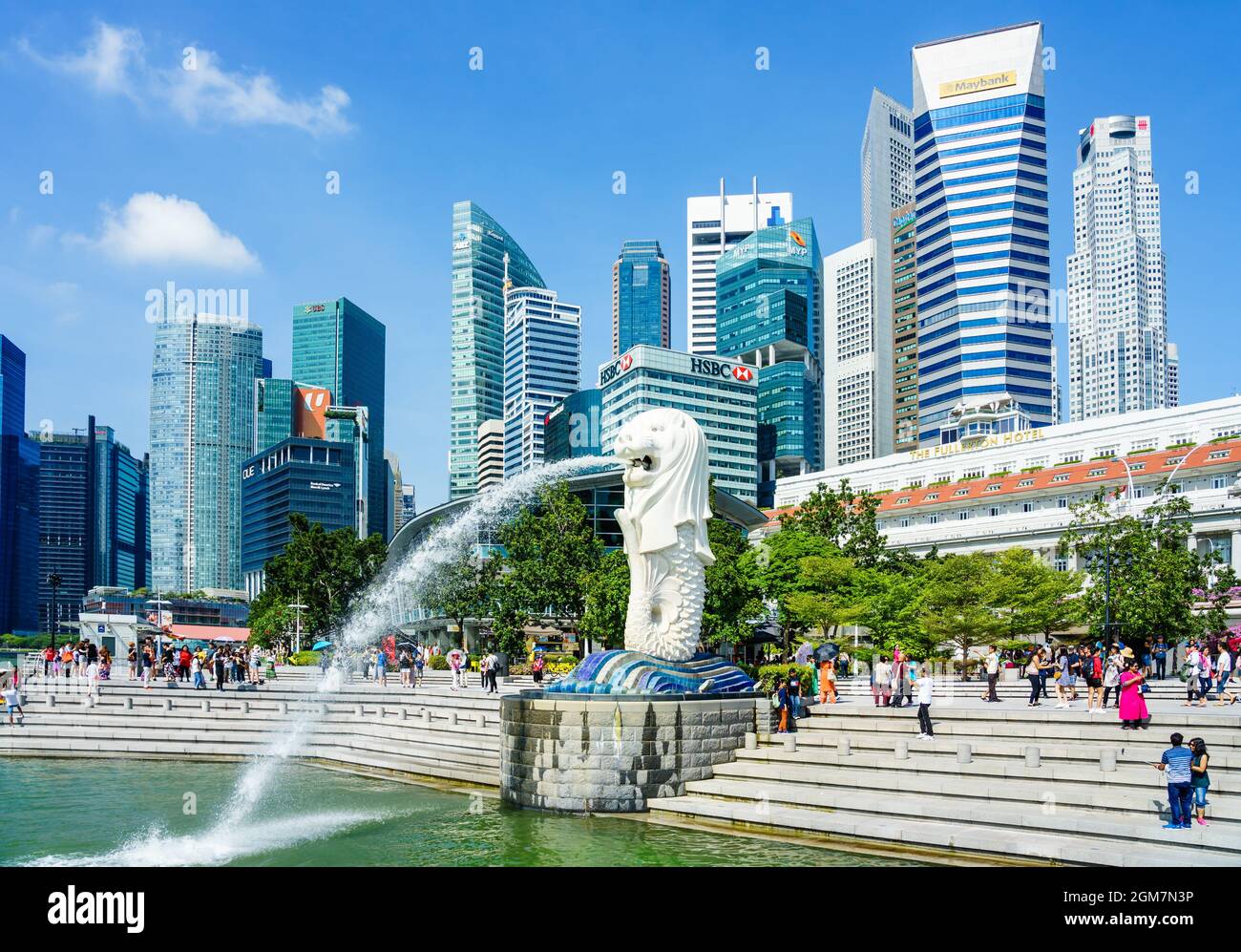 SINGAPORE - 17 APRILE 2018: La fontana della statua di Merlion nel Parco Merlion e lo skyline della città di Singapore al cielo blu il 17 Aprile 2018. Una fontana di Merlion Foto Stock