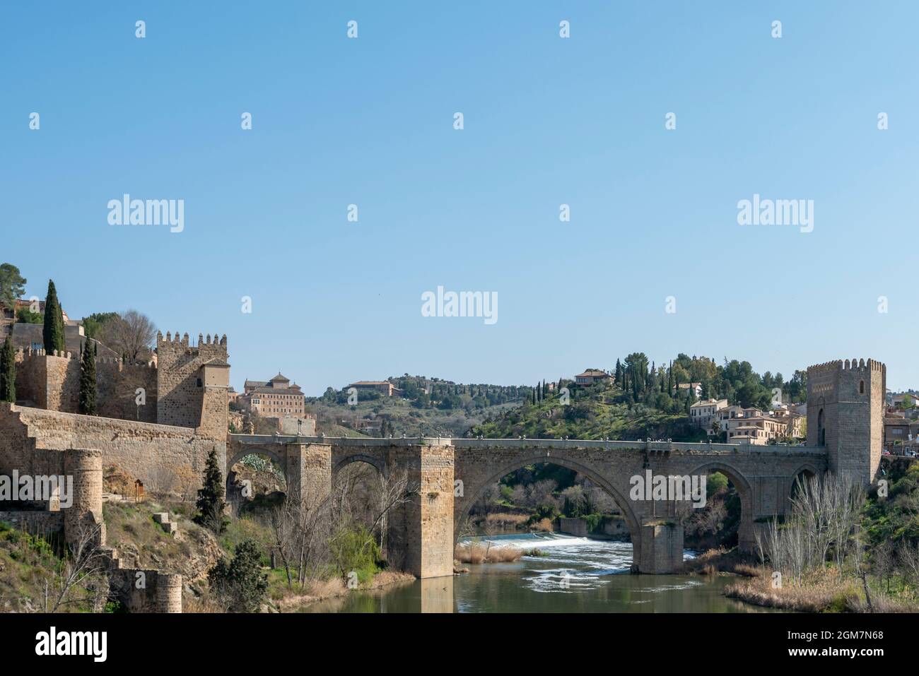Ponte di San Martín sul fiume Tago per entrare nella monumentale città di Toledo. Foto Stock