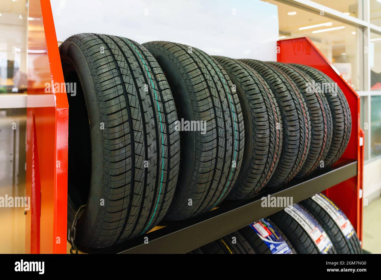 Pneumatici nuovi in vendita presso un negozio di pneumatici Foto stock -  Alamy