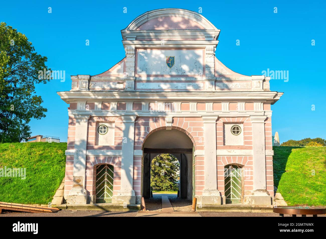 Vista della porta di Tallinn, resti delle fortificazioni della città vecchia. Parnu, Estonia Foto Stock