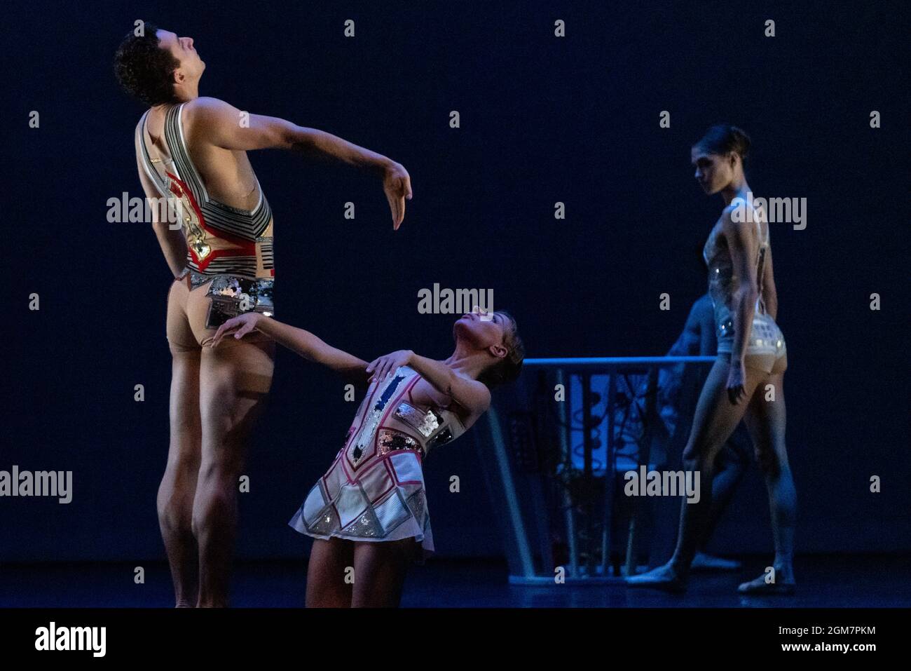 Gala del balletto ucraino alle Wells di Sadler. Premiere del sistema A/i di Ludovic Ondiviela, un pezzo in cui i ballerini meditino “sulle conseguenze di uno scenario in cui l’intelligenza artificiale ha sostituito la connessione umana e su cosa ciò potrebbe significare per le nostre vite emotive”. I ballerini ucraini dell'American Ballet Theatre, della Wiener Staatsballett, del Balletto Nazionale Lituano e del Balletto di Tolosa du Capitole si uniscono alle stelle del Balletto reale e del Balletto Nazionale Inglese. A cura del ballerino ucraino (ed ex star del balletto reale) Ivan Putrov e del regista britannico-ucraino Olga Danylyu. Londra, Regno Unito. Foto Stock