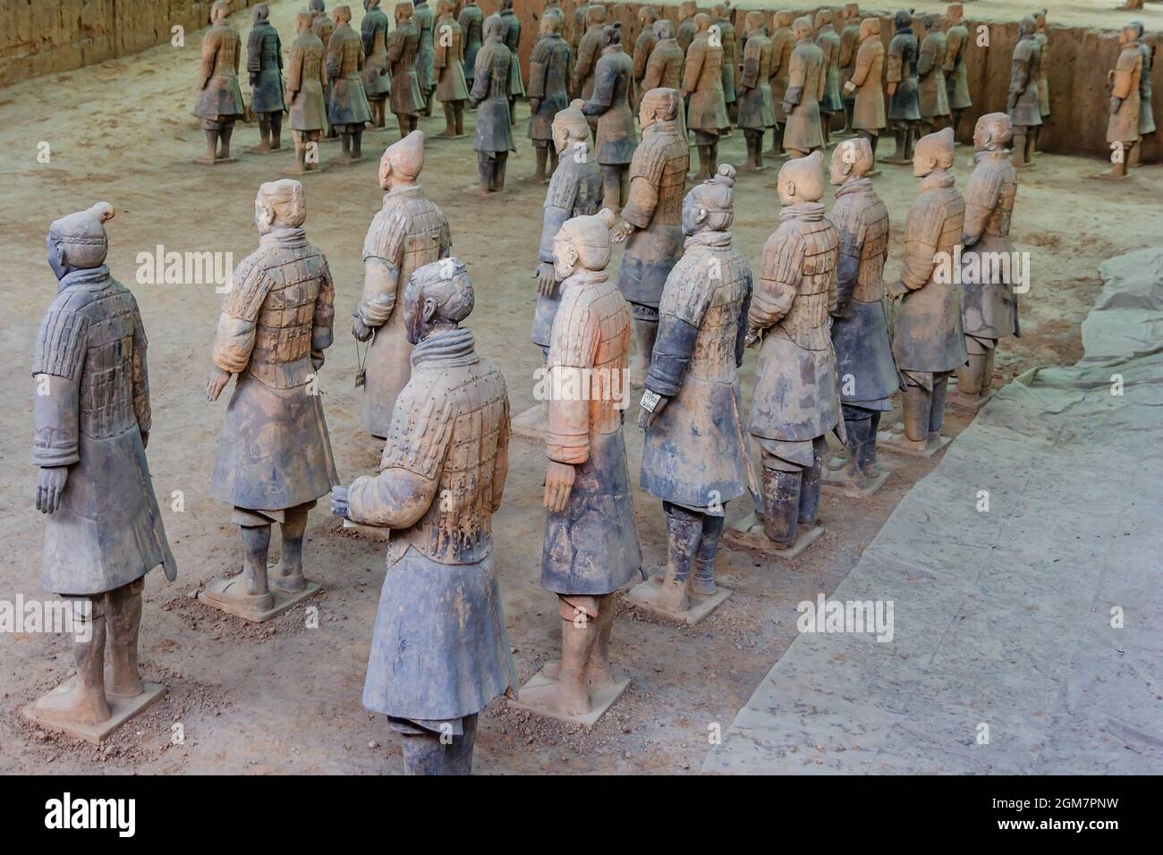 L'Esercito di Terracotta o i 'Guerrieri e cavalli di Terra cotta' sepolti nei box accanto alla tomba di Qin Shi Huang nel 210-209 AC a Xian di Shaanxi Prov Foto Stock