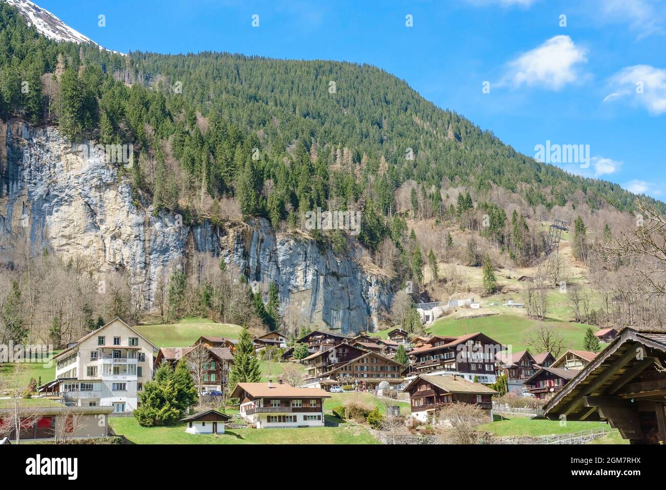 Chalet tradizionali di villaggio in Valle di Lauterbrunnen in primavera, Berner Oberland, Svizzera Foto Stock