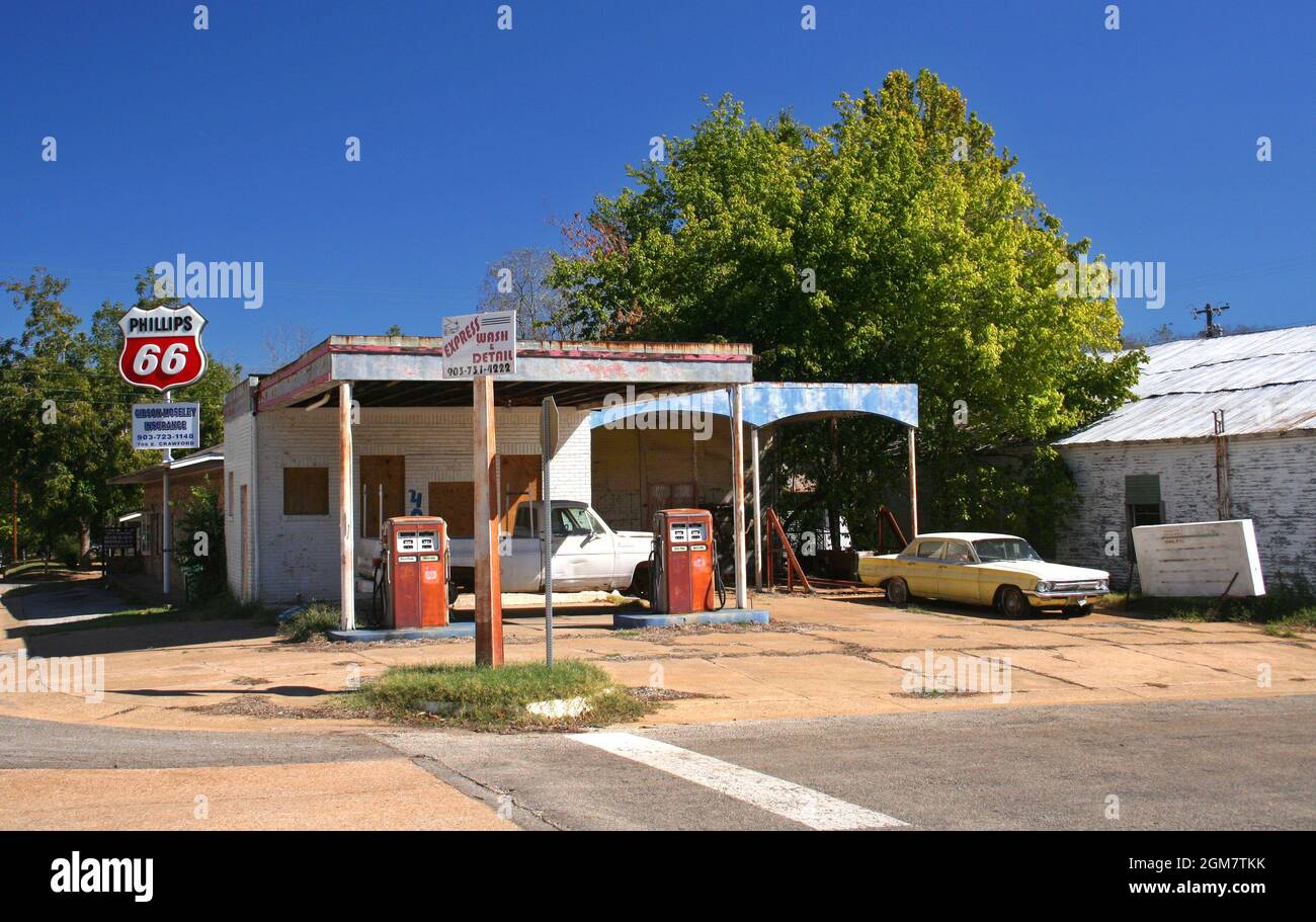 Palestina, Texas - Ottobre 17: Stazione di benzina abbandonata vicino al tribunale della contea di Anderson nella piccola città rurale del Texas Foto Stock