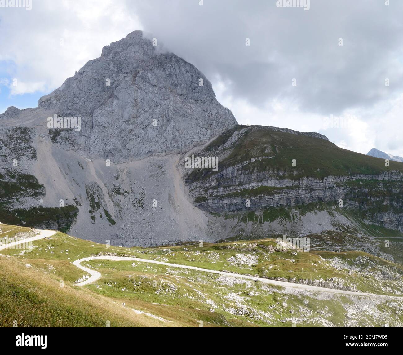 Mangart Peak e Mangart Pass, Alpi Giulie, Slovenia Foto Stock