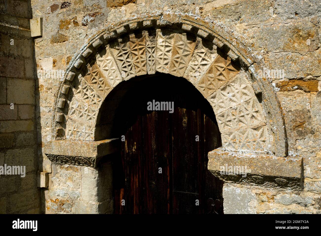 Norman South door, St. Peter's Church, Horninghold, Leicestershire, Inghilterra, REGNO UNITO Foto Stock