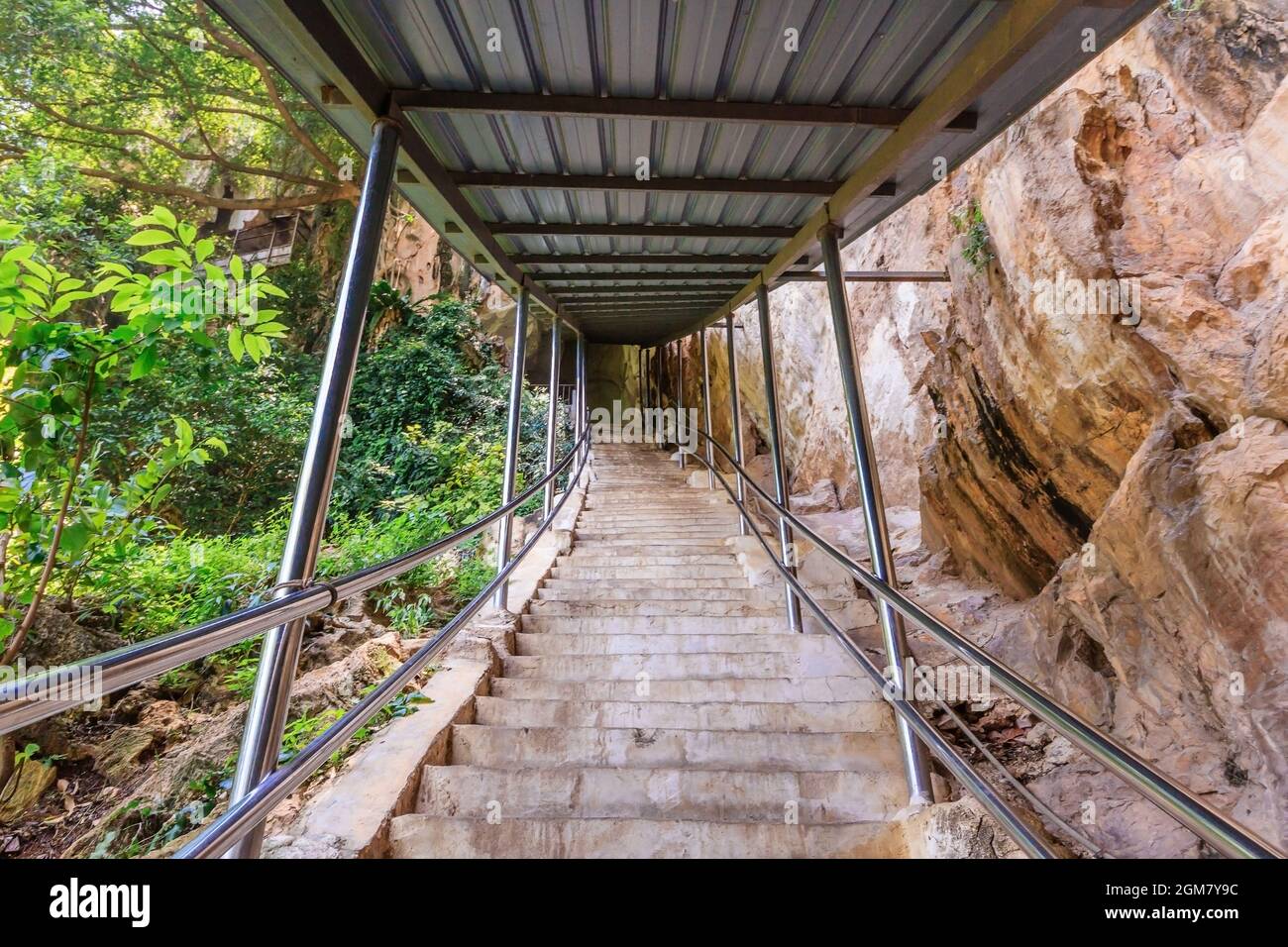 Il Tempio della Grotta di Nam Thean Tong è uno dei più antichi templi rupestri di Ipoh, risalente al 1867. Fu scoperto per la prima volta da un prete taoista cinese. Foto Stock