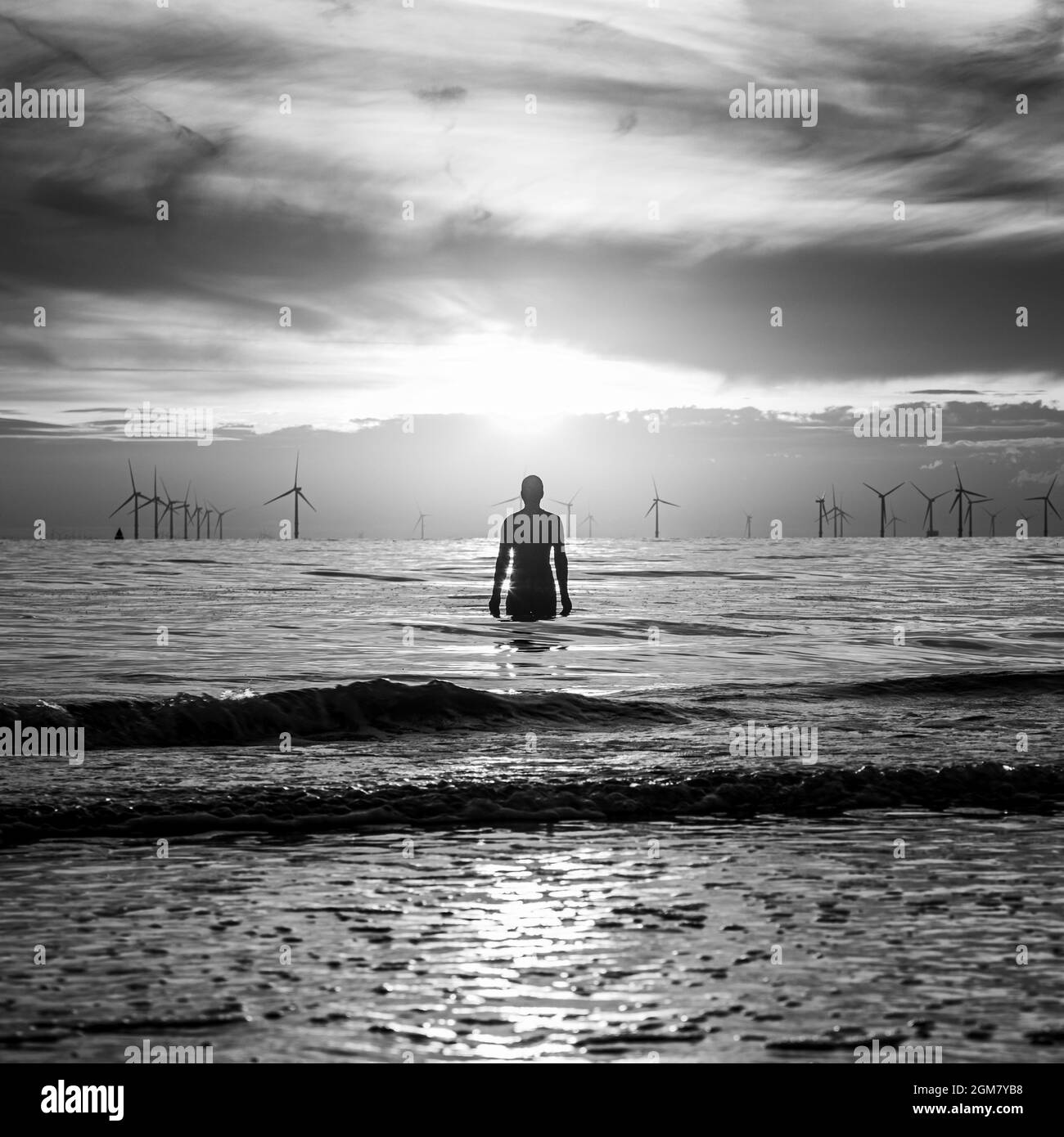 Un'immagine di un pezzo quadrato di una statua di Iron Man sulla spiaggia di Crosby, parte dell'installazione di Antony Gormley in un altro posto che si affaccia per vedere al tramonto a Septembe Foto Stock