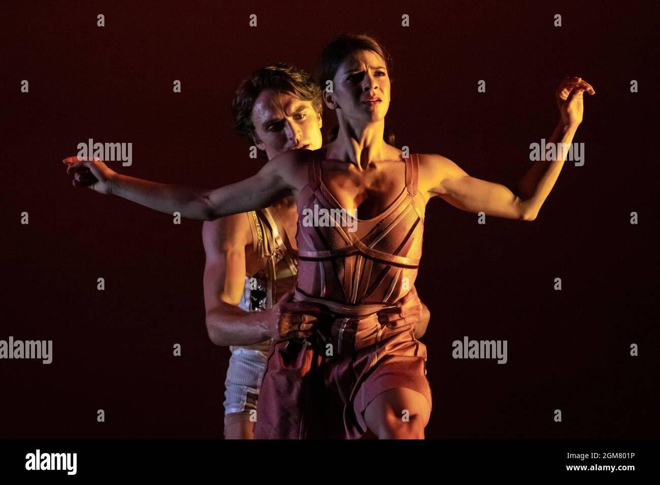 Gala del balletto ucraino alle Wells di Sadler. Premiere del sistema A/i di Ludovic Ondiviela, un pezzo in cui i ballerini meditino “sulle conseguenze di uno scenario in cui l’intelligenza artificiale ha sostituito la connessione umana e su cosa ciò potrebbe significare per le nostre vite emotive”. I ballerini ucraini dell'American Ballet Theatre, della Wiener Staatsballett, del Balletto Nazionale Lituano e del Balletto di Tolosa du Capitole si uniscono alle stelle del Balletto reale e del Balletto Nazionale Inglese. A cura del ballerino ucraino (ed ex star del balletto reale) Ivan Putrov e del regista britannico-ucraino Olga Danylyu. Londra, Regno Unito. Foto Stock Gala del balletto ucraino alle Wells di Sadler. Premiere del sistema A/i di Ludovic Ondiviela, un pezzo in cui i ballerini meditino “sulle conseguenze di uno scenario in cui l’intelligenza artificiale ha sostituito la connessione umana e su cosa ciò potrebbe significare per le nostre vite emotive”. I ballerini ucraini dell'American Ballet Theatre, della Wiener Staatsballett, del Balletto Nazionale Lituano e del Balletto di Tolosa du Capitole si uniscono alle stelle del Balletto reale e del Balletto Nazionale Inglese. A cura del ballerino ucraino (ed ex star del balletto reale) Ivan Putrov e del regista britannico-ucraino Olga Danylyu. Londra, Regno Unito. Foto Stock