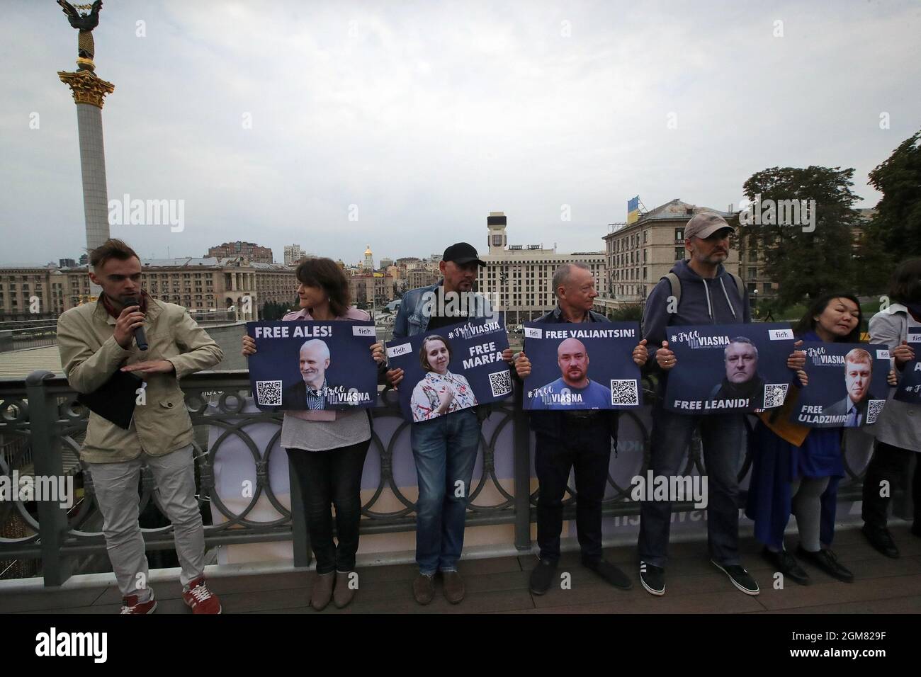 Kiev, Ucraina. 17 settembre 2021. KYIV, UCRAINA - 17 SETTEMBRE 2021 - attivisti hanno cartelloni durante l'azione #FreeViasna in solidarietà con attivisti del centro bielorusso per i diritti umani di Vesna imprigionato per ragioni politiche, sul ponte pedonale sopra il vicolo degli Eroi del cento celeste, Kyiv, capitale dell'Ucraina Credit: Ukrinform/Alamy Live News Foto Stock