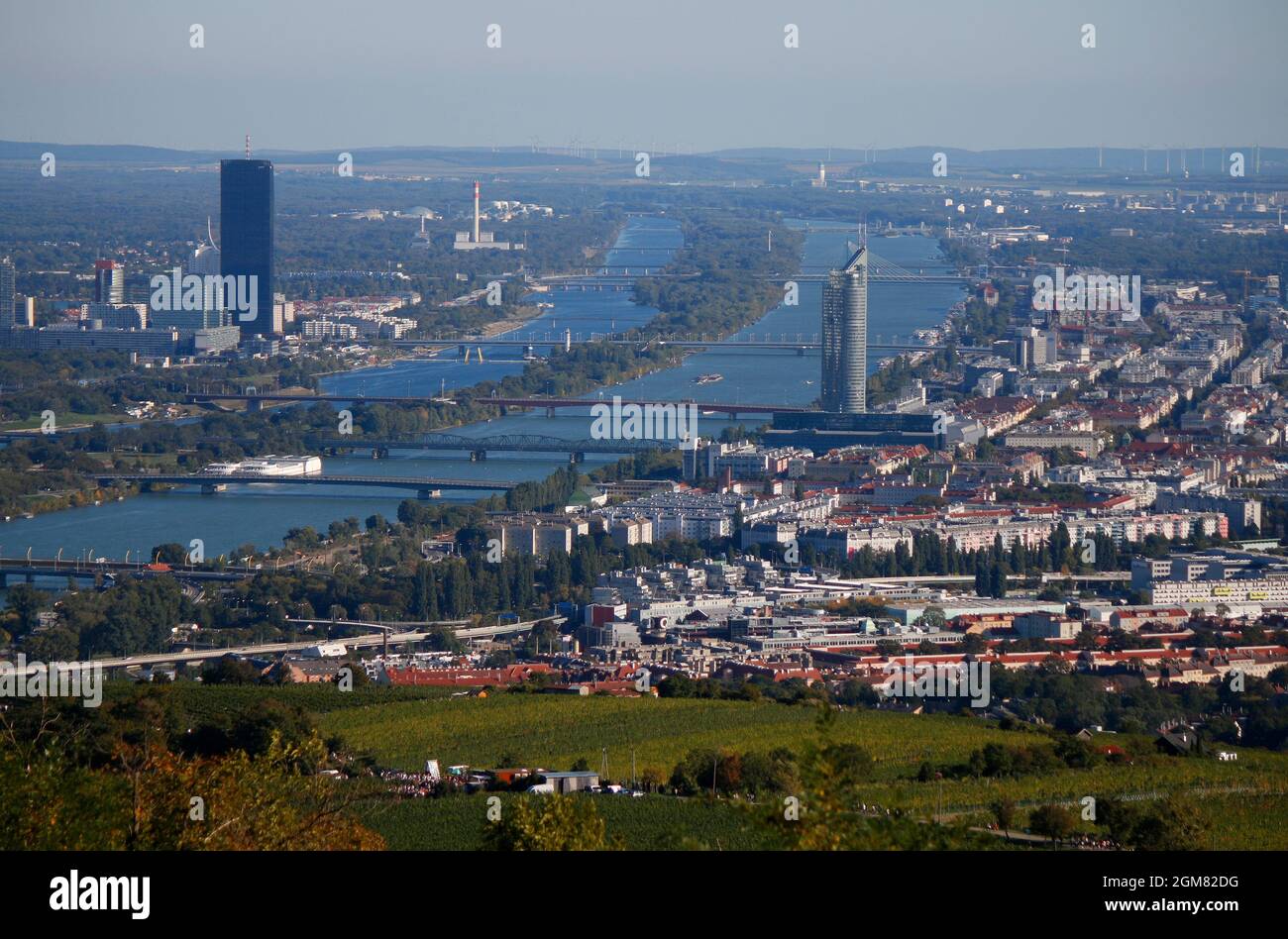 Luftbild: Donau/ Danubio, DC Tower, Millennium Tower, Skyline, Wien Oesterreich/ Vienna, Austria (nur fuer redaktionelle Verwendung. Keine Werbung. Ri Foto Stock