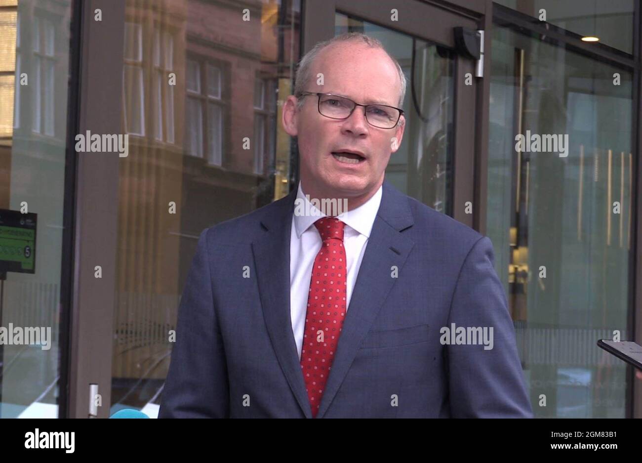 Il ministro degli Affari Esteri irlandese Simon Coveney ha parlato con i media fuori dal Grand Central Hotel di Belfast. Data foto: Venerdì 17 settembre 2021. Foto Stock