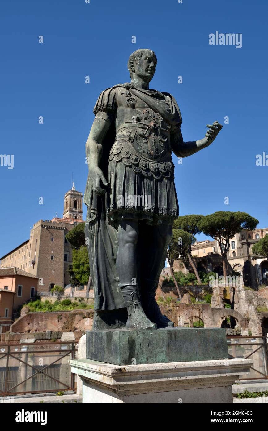 Italia, Roma, statua di Giulio Cesare Foto Stock