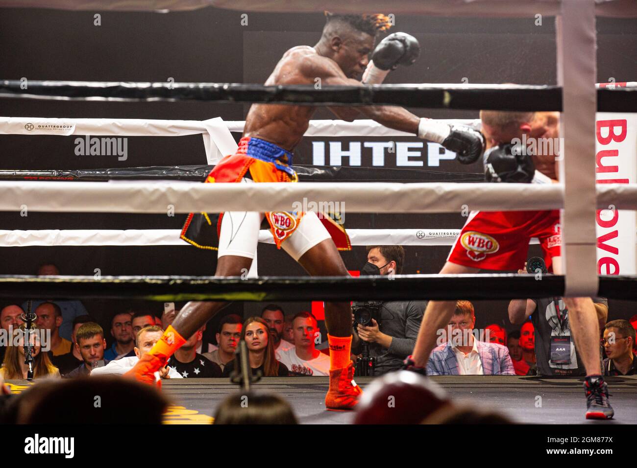 Oleg MALINA Malinovsky (a destra) in Ucraina fa del suo meglio per mettere in disparte Nathanael Kakololo della Namibia in scontro per la cintura intercontinentale WBO Foto Stock