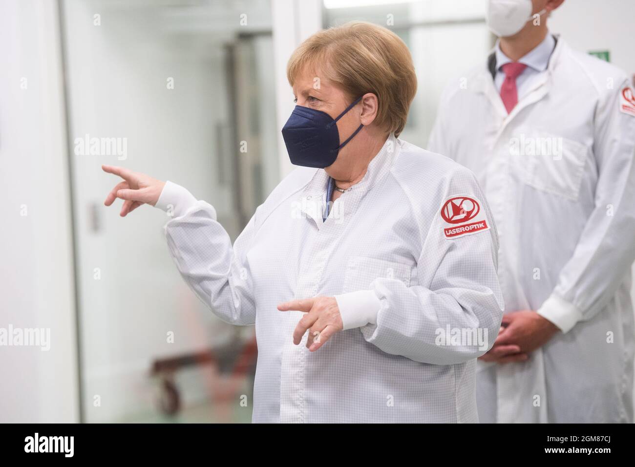 Garbsen, Germania. 17 settembre 2021. La cancelliera tedesca Angela Merkel (CDU) si alza con un cappotto bianco durante una visita alla società Laseroptik. L'azienda è un produttore di ottiche laser ad alta tecnologia. Credit: Julian Stratenschulte/dpa Pool/dpa/Alamy Live News Foto Stock