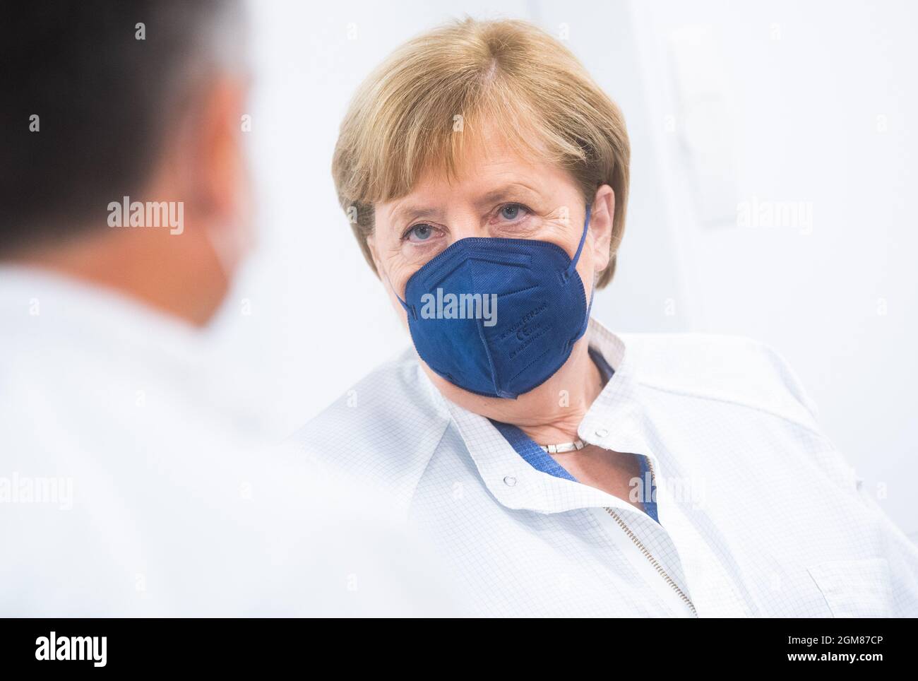 Garbsen, Germania. 17 settembre 2021. La cancelliera tedesca Angela Merkel (CDU) si alza con un cappotto bianco durante una visita alla società Laseroptik. L'azienda è un produttore di ottiche laser ad alta tecnologia. Credit: Julian Stratenschulte/dpa Pool/dpa/Alamy Live News Foto Stock