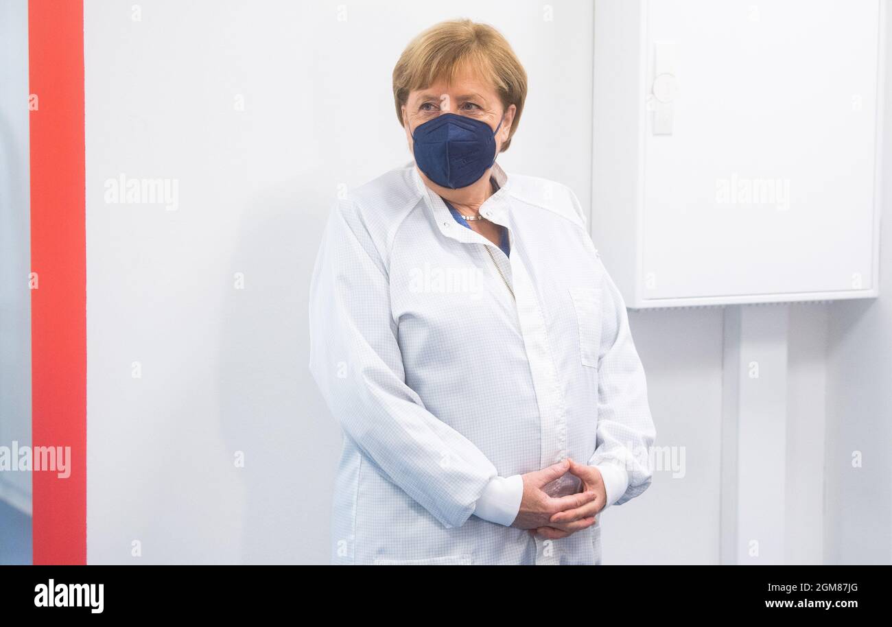 Garbsen, Germania. 17 settembre 2021. La cancelliera tedesca Angela Merkel (CDU) si alza con un cappotto bianco durante una visita alla società Laseroptik. L'azienda è un produttore di ottiche laser ad alta tecnologia. Credit: Julian Stratenschulte/dpa Pool/dpa/Alamy Live News Foto Stock