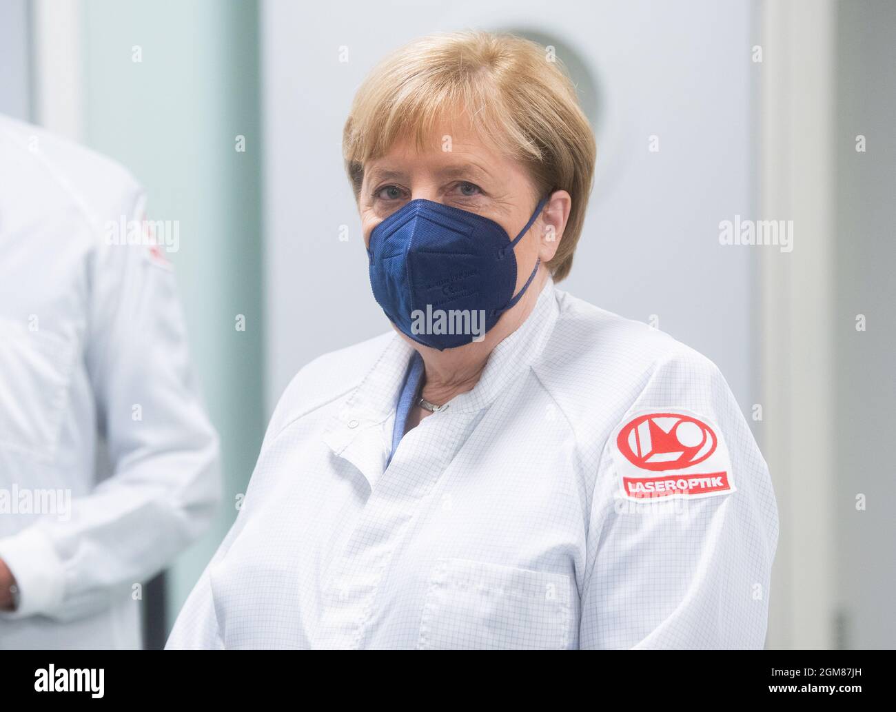 Garbsen, Germania. 17 settembre 2021. La cancelliera tedesca Angela Merkel (CDU) si alza con un cappotto bianco durante una visita alla società Laseroptik. L'azienda è un produttore di ottiche laser ad alta tecnologia. Credit: Julian Stratenschulte/dpa Pool/dpa/Alamy Live News Foto Stock