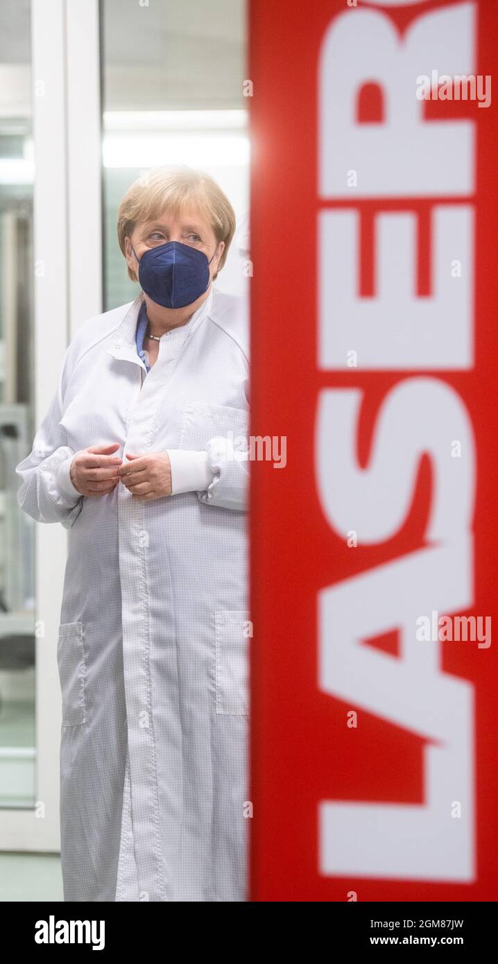 Garbsen, Germania. 17 settembre 2021. La cancelliera tedesca Angela Merkel (CDU) si alza con un cappotto bianco durante una visita alla società Laseroptik. L'azienda è un produttore di ottiche laser ad alta tecnologia. Credit: Julian Stratenschulte/dpa Pool/dpa/Alamy Live News Foto Stock