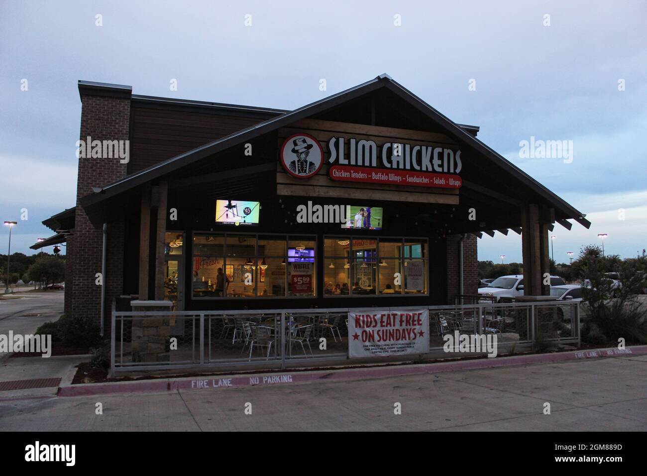 Hurst, Texas - 23 agosto 2019: Slim Chickens Ristorante informale Fast Food situato nell'area di DFW Foto Stock