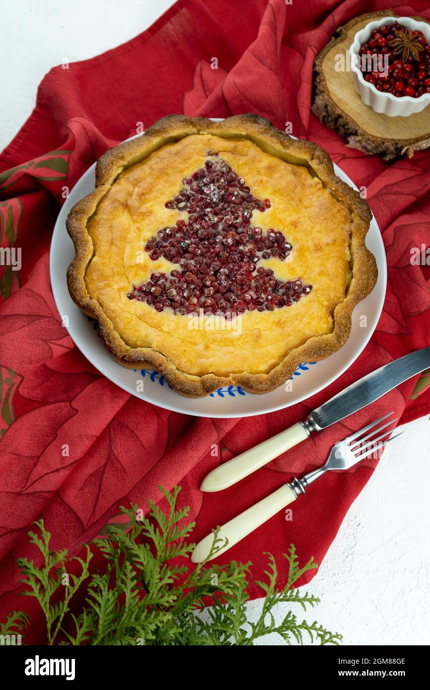 Cheesecake. Aprire la torta rotonda con mirtilli e mirtilli rossi con l'albero di Natale. Torta dolce fatta in casa con ripieno di frutti di bosco. Cibo festivo per dessert Foto Stock