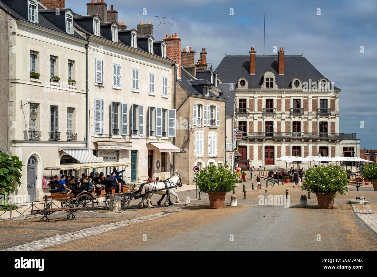 Pferdekutsche auf dem Platz Place du Chateau, Blois, Frankreich | Carrozza trainata da cavalli Place du Chateau Square e il castello di Blois, Chateau de Blois Co Foto Stock
