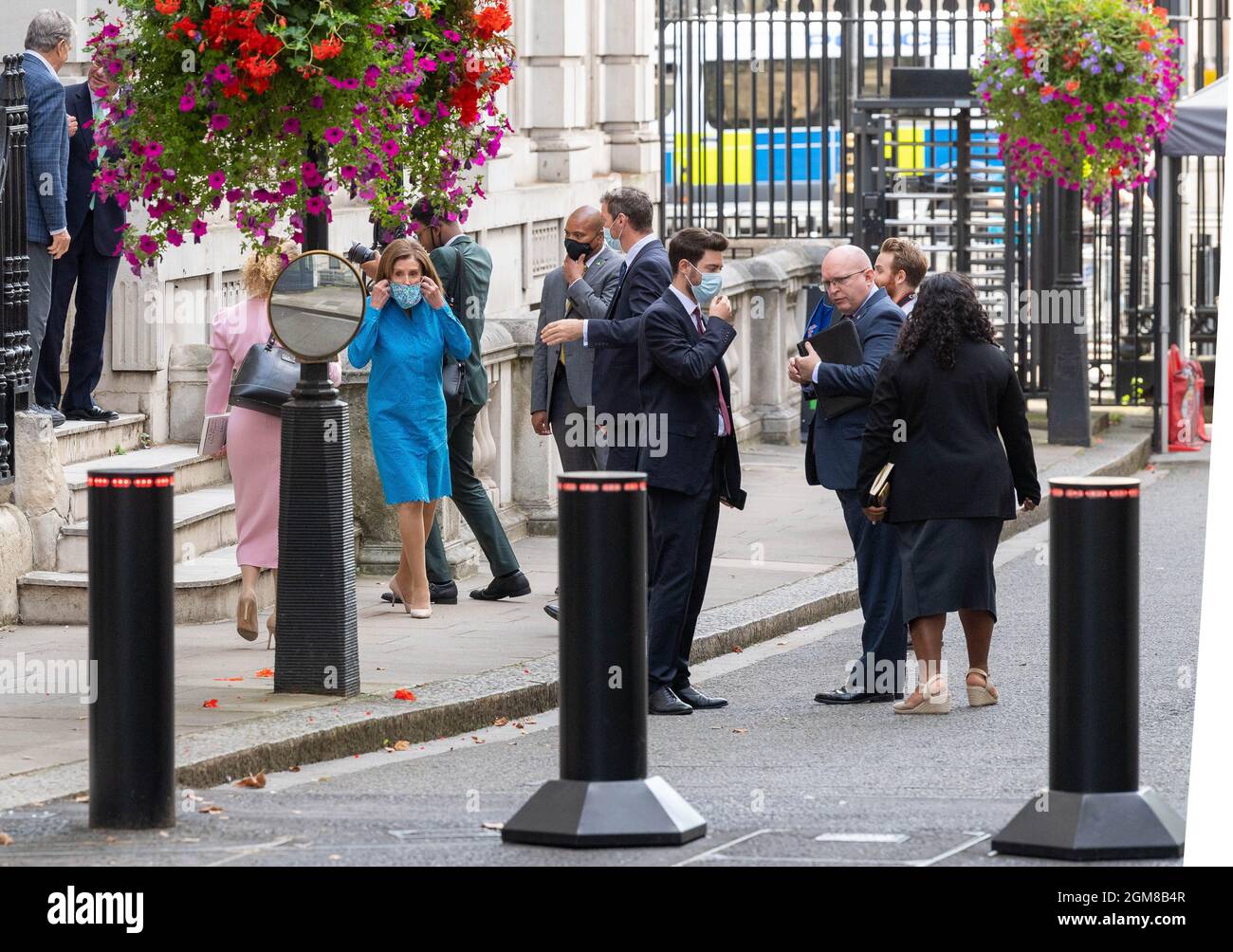 Londra, Regno Unito. 17 settembre 2021. Nancy Pelosi Presidente della Camera dei rappresentanti degli Stati Uniti (in blu) lascia Downing Street dopo gli incontri con Alok Sharma, Presidente della COP 26 Credit: Ian Davidson/Alamy Live News Foto Stock