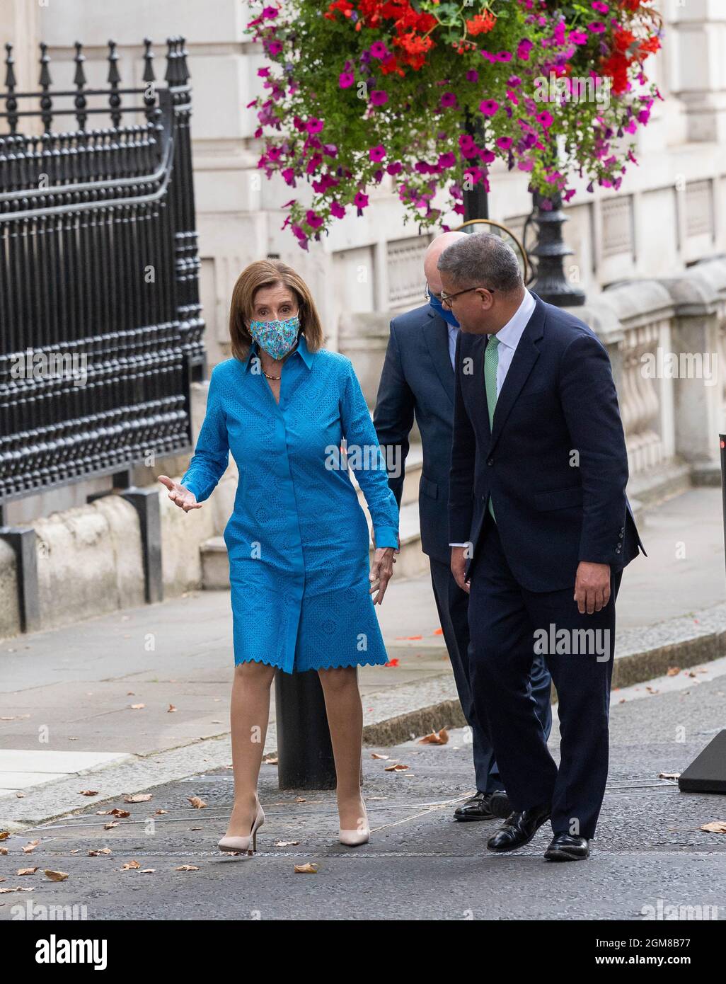 Londra, Regno Unito. 17 settembre 2021. Nancy Pelosi Presidente della Camera dei rappresentanti degli Stati Uniti lascia Downing Street dopo gli incontri con Alok Sharma, Presidente del COP 26 Center Philip Reeker Charge d’affaires, Ambasciata degli Stati Uniti London Credit: Ian Davidson/Alamy Live News Foto Stock