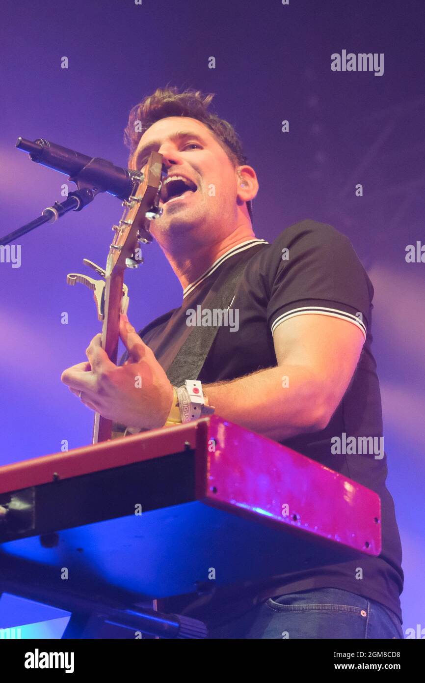 Roy Stride, cantante, chitarrista e tastierista della pop band Scouting for Girls si esibisce dal vivo sul palco al festival dell'isola di Wight di Newport. (Foto di Dawn Fletcher-Park / SOPA Images/Sipa USA) Foto Stock