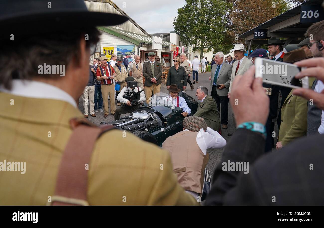 Il Duca di Richmond si trova in un'auto durante l'incontro di Goodwood Revival Motor Racing a Goodwood, West Sussex. Data foto: Venerdì 17 settembre 2021. Foto Stock
