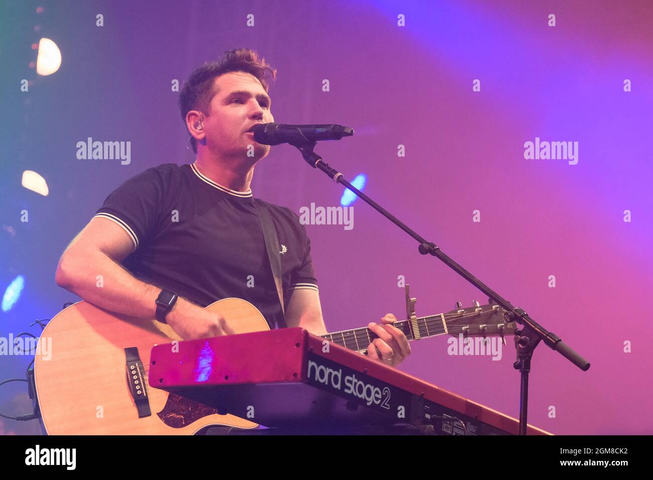 Roy Stride, cantante, chitarrista e tastierista della pop band Scouting for Girls si esibisce dal vivo sul palco al festival dell'isola di Wight di Newport. (Foto di Dawn Fletcher-Park / SOPA Images/Sipa USA) Foto Stock