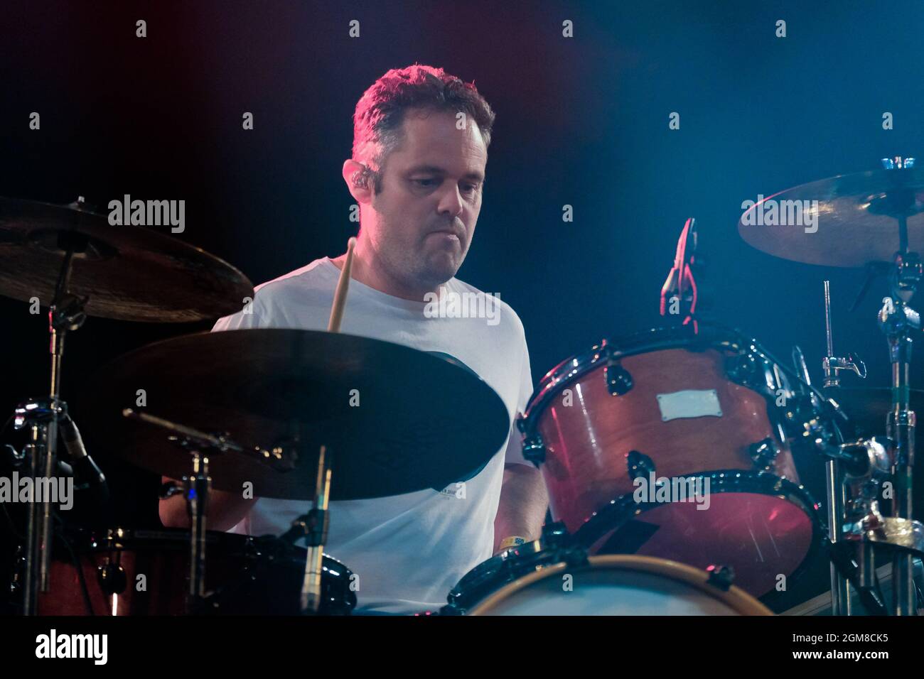 Il batterista Peter Ellard della band pop Scouting for Girls si esibisce dal vivo sul palco all'Isle of Wight Festival di Newport. (Foto di Dawn Fletcher-Park / SOPA Images/Sipa USA) Foto Stock