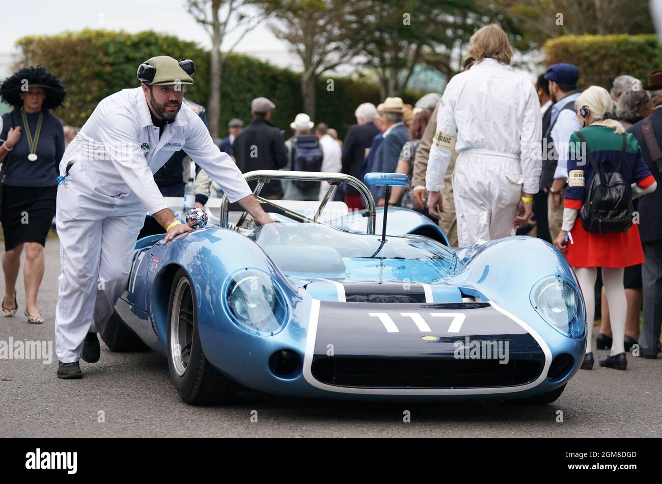 Una Lola-Chevrolet T70 Spyder viene spinta verso l'area di assemblaggio durante l'incontro Goodwood Revival Motor Racing a Goodwood, West Sussex. Data foto: Venerdì 17 settembre 2021. Foto Stock