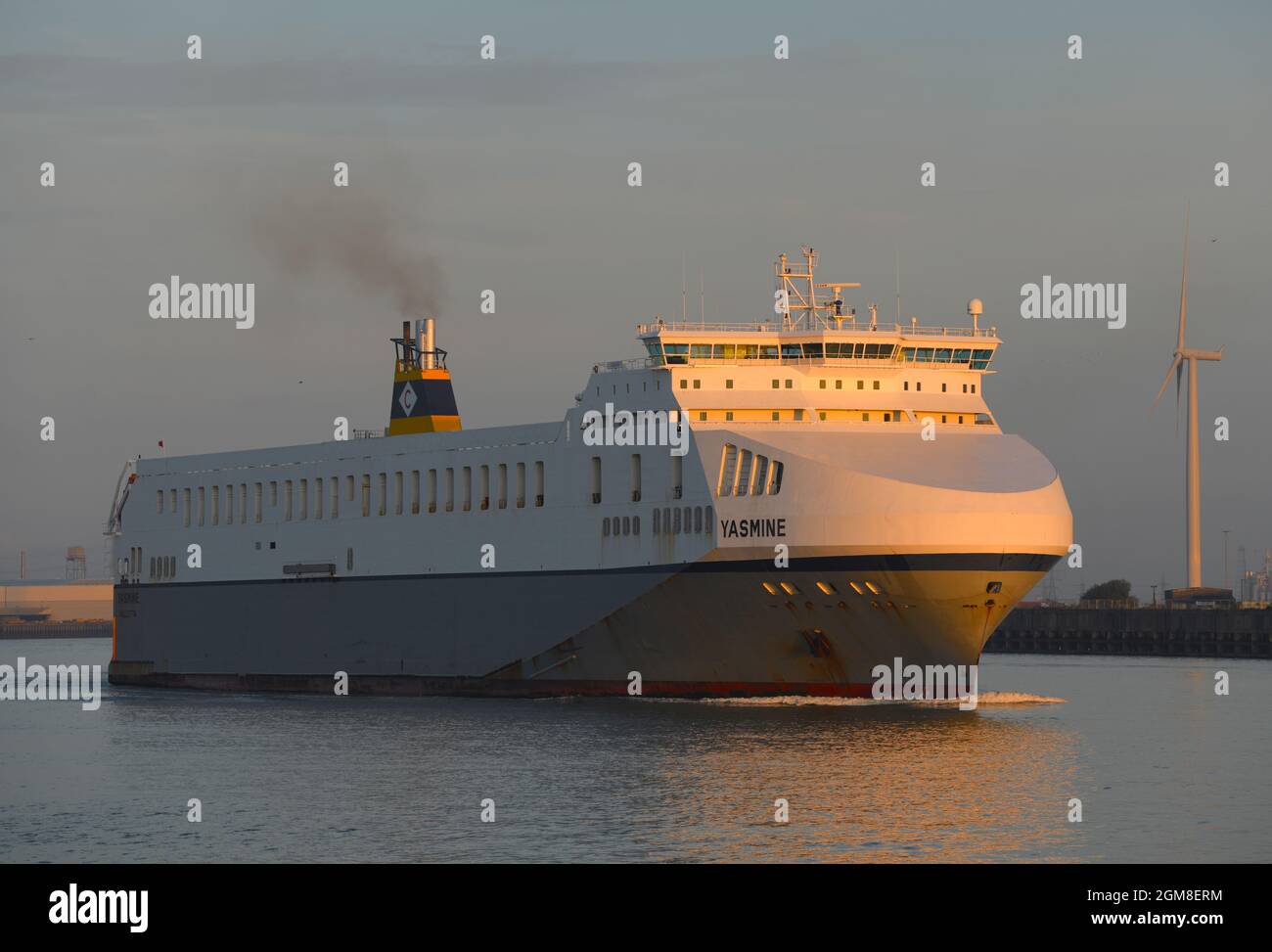 17/09/2021. Gravesend UK un giovedì mattina alba sul Tamigi vicino Gravesend nel Kent. L'immagine mostra la nave da carico RO-RO Yasmine. Foto Stock