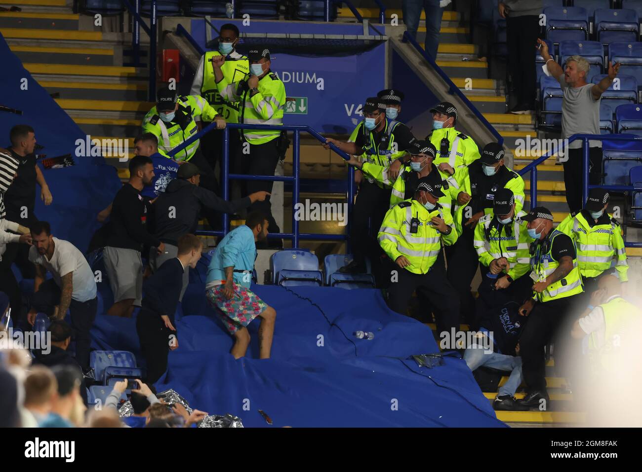 Dopo la partita, i fan di Leicester City si scontrano con la polizia e i fan di Napoli - Leicester City contro SSC Napoli, UEFA Europa League Group C, King Power Stadium, Leicester, Regno Unito - 16 settembre 2021 Foto Stock