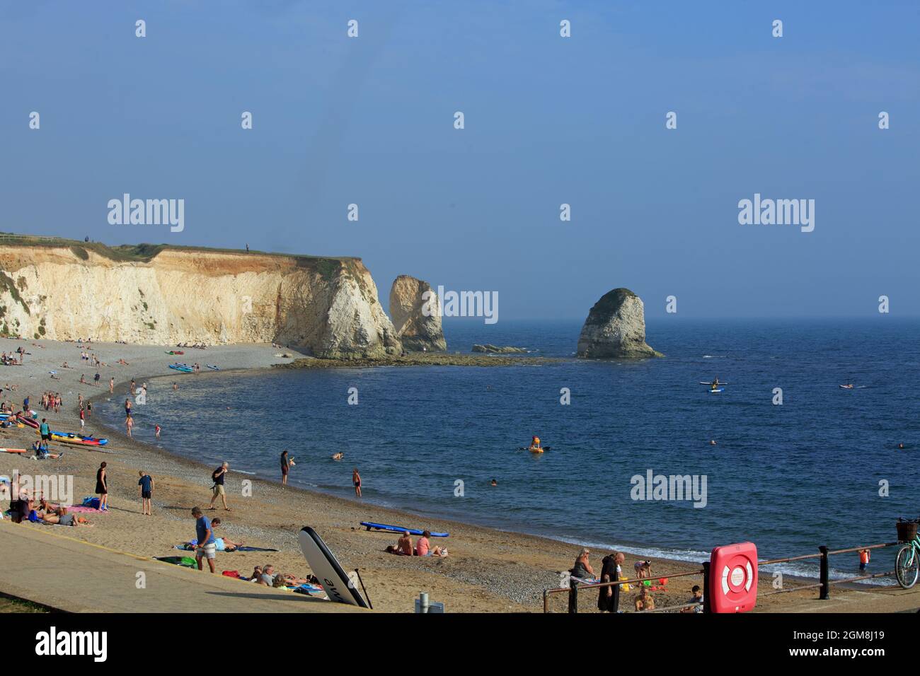 Freshwater Bay, Isola di Wight, 2021. Molti locali e turisti che si godono l'ultima estate su questa piccola baia isolata. Foto Stock