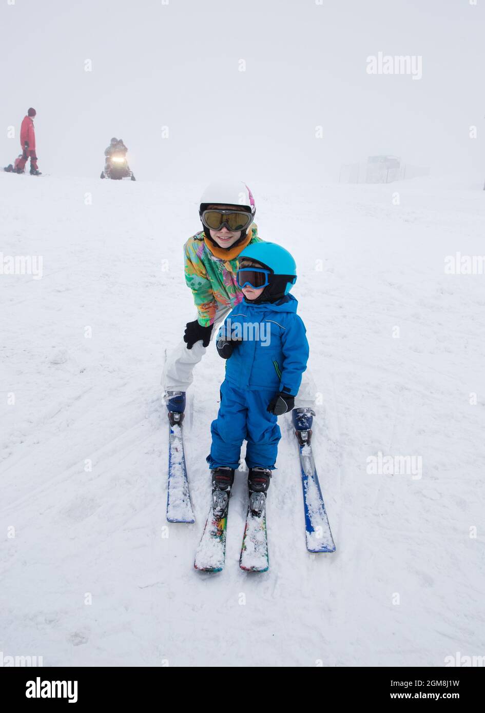 ragazzo e ragazza che sciano in montagna. Sport invernali per la famiglia. Lezioni di sci presso la scuola di sci. Animazione invernale attiva per chi Foto Stock